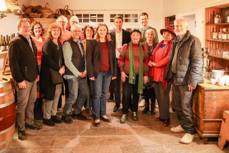 Politische Weinprobe auf Gut Hubertusburg: Prominenter Besuch aus Berlin bei den GRÜNEN Neuwied