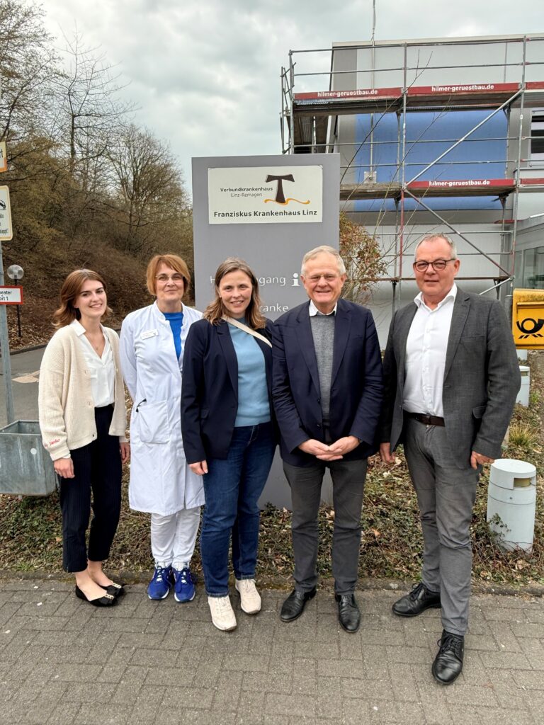 GRÜNE setzen auf starke Grundversorgung: MdB Prof. Dr. Armin Grau besucht Franziskus Krankenhaus Linz